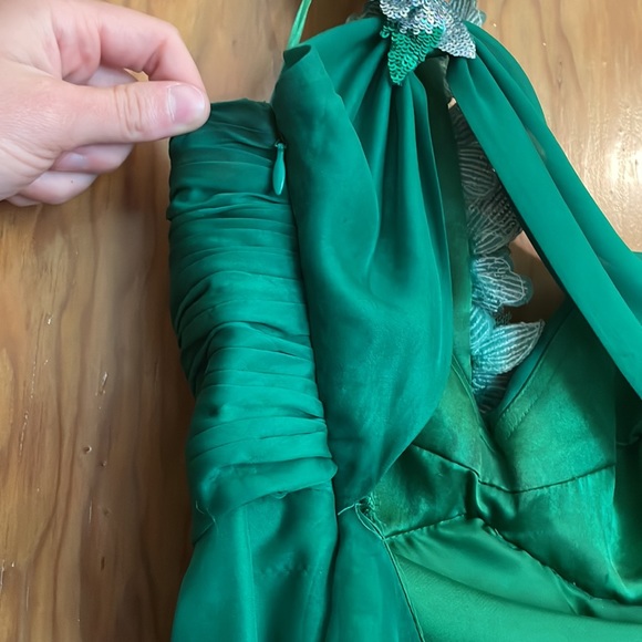 Emerald green one-shouldered gown - Picture 6 of 7